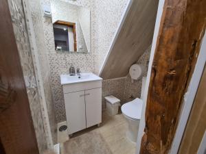 un piccolo bagno con lavandino e servizi igienici di Graça Guest House a Lisbona