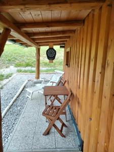 patio z 2 krzesłami i stołem na kabinie w obiekcie Chata Terasa Kubinska w mieście Dolný Kubín