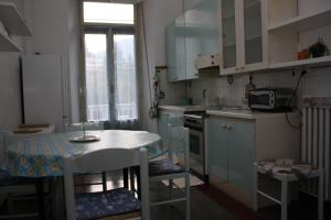 ソンドリオにあるAffittacamere Stelvioの小さなキッチン(テーブル、椅子付)
