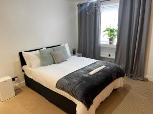 Llit o llits en una habitació de A lovely one bed flat in North Finchley