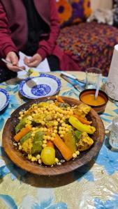 um prato de comida em cima de uma mesa em Gite Tawada em Aït Imi