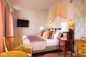 - une chambre avec un lit et une table avec une chaise dans l'établissement Hôtel Le Lavoisier, à Paris