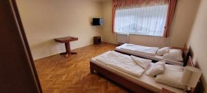 Łóżko lub łóżka w pokoju w obiekcie Aranypatkó Fogadó-Étterem