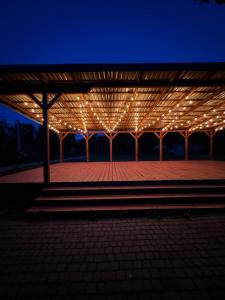 ein großer Pavillon mit Nachtbeleuchtung in der Unterkunft VitaPark Sonyachnyy Provans in Sataniw