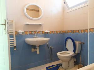 a bathroom with a toilet and a sink and a mirror at Ennasr 2 - La Grande Terasse Vue Panoramique - Appartement Chaleureux - Chaines International - Barbeque - Fibre Internet & Navette in Ariana +21 photos