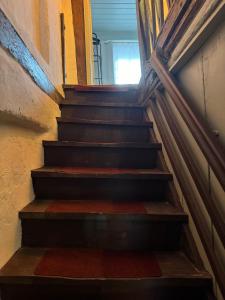 a stairway leading up to a room with a window at Zur Baumwolle in Nuremberg