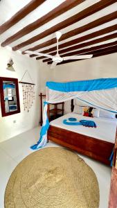 1 dormitorio con cama y alfombra en Zava Nungwi, en Nungwi