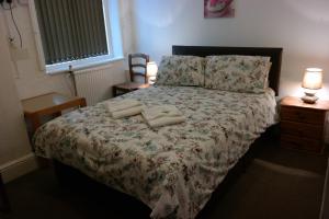 sypialnia z łóżkiem z 2 poduszkami w obiekcie Cardoh Lodge w Blackpool