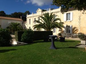 uma mesa na relva em frente a um edifício em Domaine de Saint Palais em Saint-Palais-sur-Mer