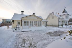 una casa está cubierta de nieve en un patio en Žubītes 8, en Jūrmala