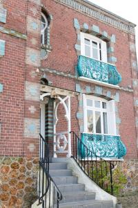 - un bâtiment en briques avec des escaliers devant une fenêtre dans l'établissement Villa Zachee - maison familiale & parking gratuit, au Tréport
