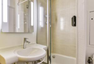 Koupelna v ubytování B&B HOTEL Béziers + 16 fotografií