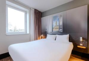Katil atau katil-katil dalam bilik di B&B HOTEL Arras