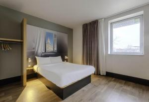 Katil atau katil-katil dalam bilik di B&B HOTEL Arras