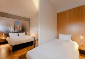 Katil atau katil-katil dalam bilik di B&B HOTEL Arras