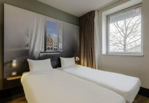 Katil atau katil-katil dalam bilik di B&B HOTEL Arras