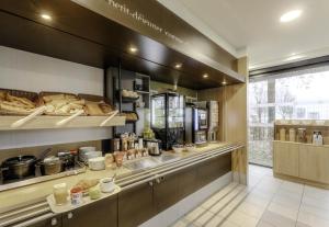 Dapur atau dapur kecil di B&B HOTEL Arras