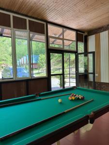 Biliár nebo kulečník v ubytování Chalet Rivier • შალე რივიერ