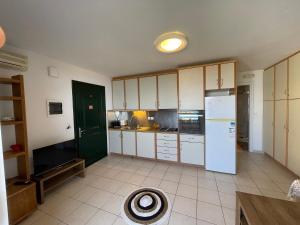 A kitchen or kitchenette at Glyfada Beach House Még 26 kép
