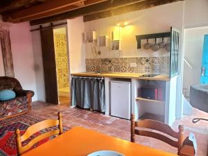 Una cocina con una mesa y sillas en una habitación. en petite maison de village, en Ygrande