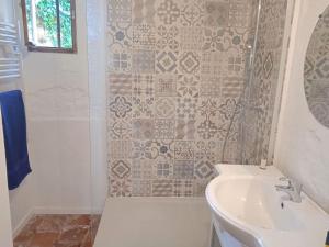 Un baño con lavabo, inodoro y bañera. en petite maison de village, en Ygrande