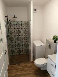 Een badkamer bij White Apartament