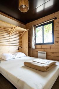 Postel nebo postele na pokoji v ubytování Huttopia Vallée de la Semois