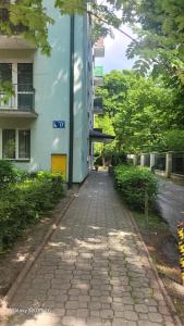 una calle adoquinada frente a un edificio en Apartament Przy Parku en Nałęczów