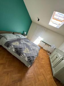 1 dormitorio con 1 cama y suelo de madera en Hostel Va Bank, en Rzeszów