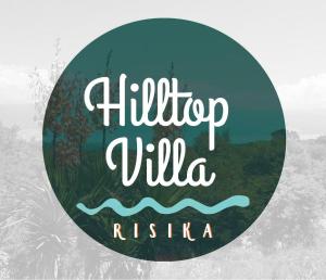 里西卡的住宿－Hilltop Villa Risika，圆圈里写着一个写着你好别墅的标语