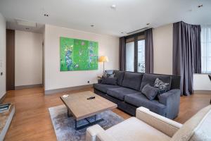 sala de estar con sofá y mesa en Sentire Hotels & Residences en Estambul