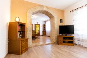 Μια τηλεόραση ή/και κέντρο ψυχαγωγίας στο Beautiful Apartment Fratta with garden in Tar