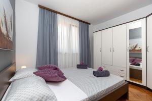 Ένα ή περισσότερα κρεβάτια σε δωμάτιο στο Beautiful Apartment Fratta with garden in Tar