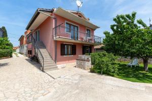 Το κτήριο όπου στεγάζεται  το διαμέρισμα