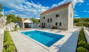 Bazén v ubytovaní Villa Sion peaceful villa with private pool and stunning mountain view alebo v jeho blízkosti