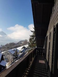 un balcone di un edificio con neve al suolo di Das Schweizer Haus a Sarnen