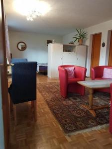 un soggiorno con tavolo e 2 sedie di Das Schweizer Haus a Sarnen