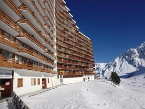 ラ・モンジーにあるAppartement La Mongie, 2 pièces, 6 personnes - FR-1-404-60の雪の大きな山の建物