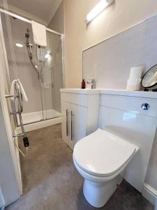 bagno bianco con servizi igienici e doccia di The Exchange Hotel a Brigg