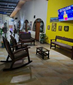 ein Zimmer mit Stühlen und einem Tisch in einem Gebäude in der Unterkunft Hospedaje Paraíso in Tingo María