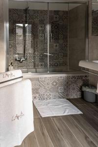 ラクイラにあるPosizione Top & Spazio - Il Tuo Apt 2 Camereのバスルーム(シャワー、白いタオル付)