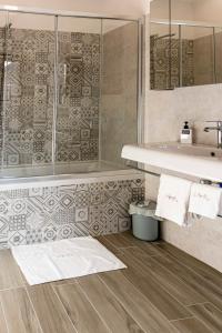 ラクイラにあるPosizione Top & Spazio - Il Tuo Apt 2 Camereの洗面台とシャワー付きのバスルーム