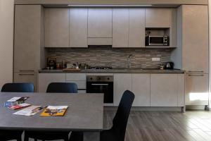 ラクイラにあるPosizione Top & Spazio - Il Tuo Apt 2 Camereのキッチン(テーブル、椅子付)、キッチン(コンロ付) +10枚の写真