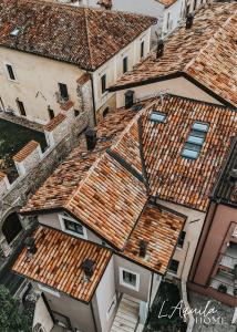 ラクイラにあるPosizione Top & Spazio - Il Tuo Apt 2 Camereの市街地の建物屋根の上面