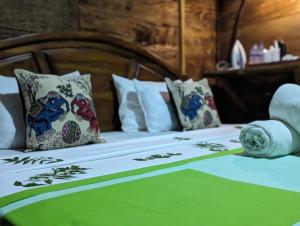 un letto con asciugamani e cuscini sopra di VISU VILLA hotel a Habarana