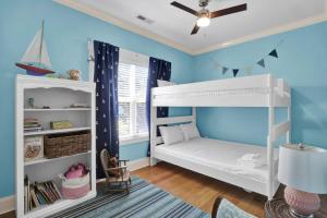 The Key lime Cabana في كارولينا بيتش: غرفة نوم للأطفال مع جدران زرقاء وسرير بطابقين