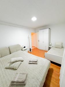 1 Schlafzimmer mit 2 Betten und Handtüchern auf dem Bett in der Unterkunft Apartments Šentvid in Ljubljana