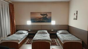 ウクフにあるArkadia Noclegiのベッド4台付きの待合室