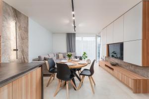 una cucina e una sala da pranzo con tavolo e sedie di RICAR Apartament Klifowa Rewal a Rewal