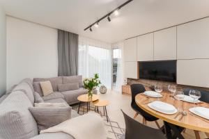 un soggiorno con un divano e un tavolo di RICAR Apartament Klifowa Rewal a Rewal